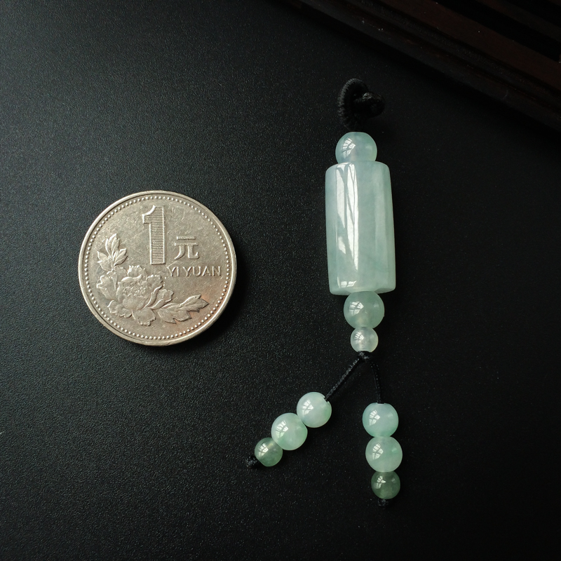糯冰种淡绿翡翠路路通吊坠-红掌柜