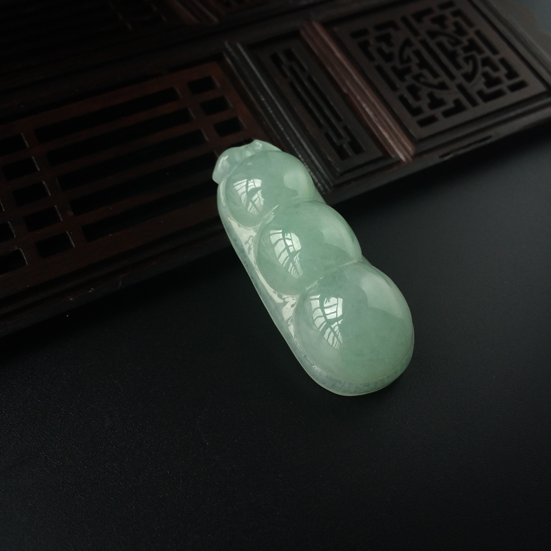 天然糯种淡绿翡翠四季豆吊坠-红掌柜