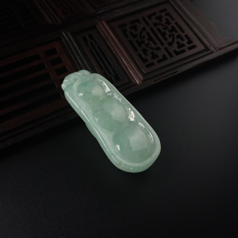 缅甸天然淡绿翡翠四季豆吊坠-红掌柜