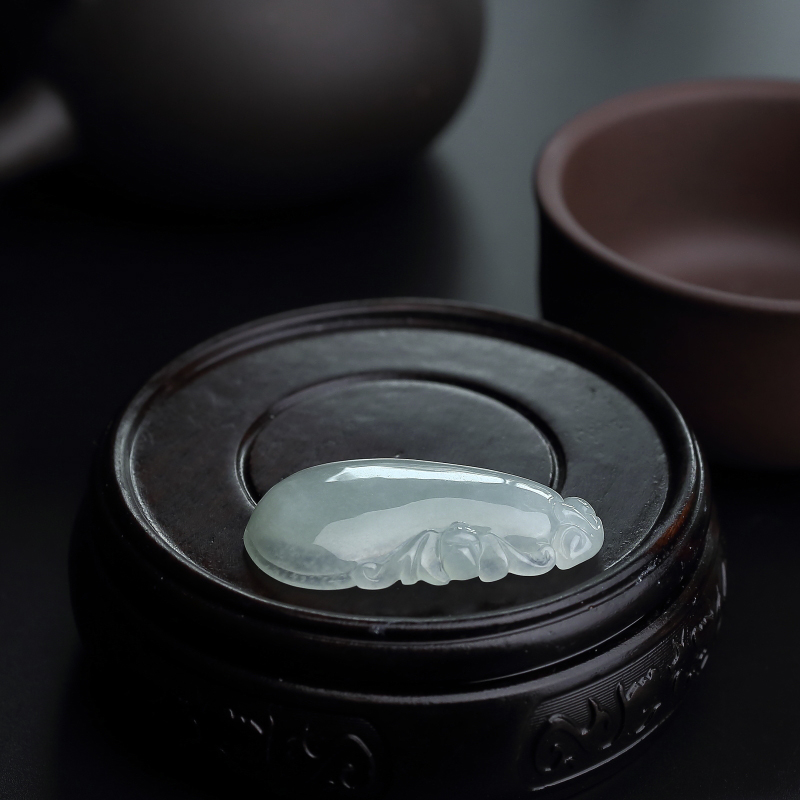 糯种浅绿翡翠吊坠-红掌柜