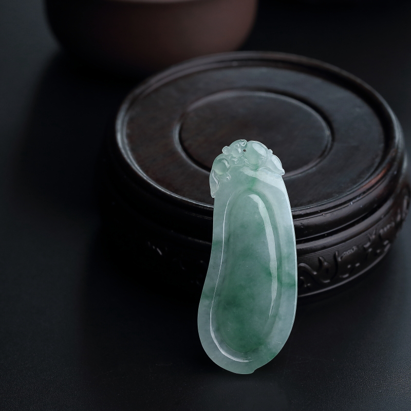 糯种飘绿翡翠福瓜吊坠 - 红掌柜