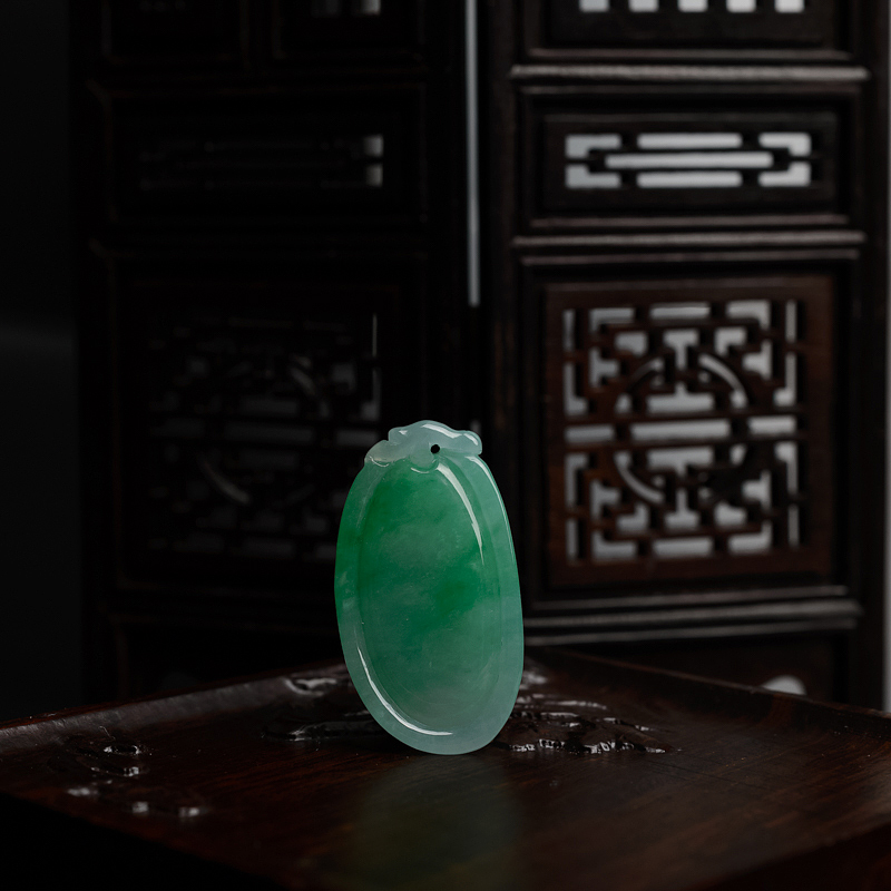 糯种飘绿翡翠福瓜吊坠 - 红掌柜