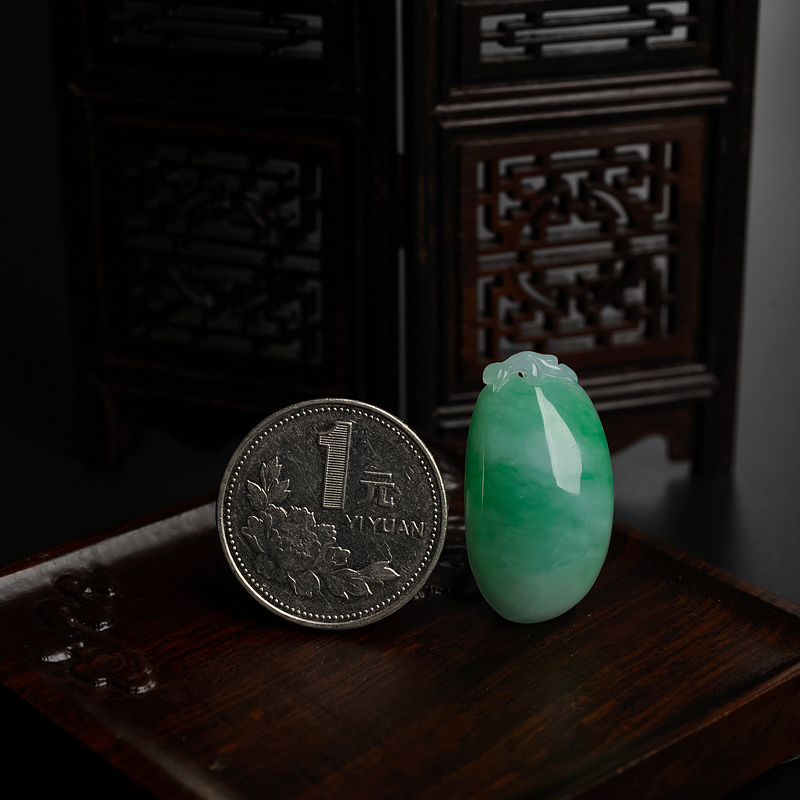 糯种飘绿翡翠吊坠 - 红掌柜