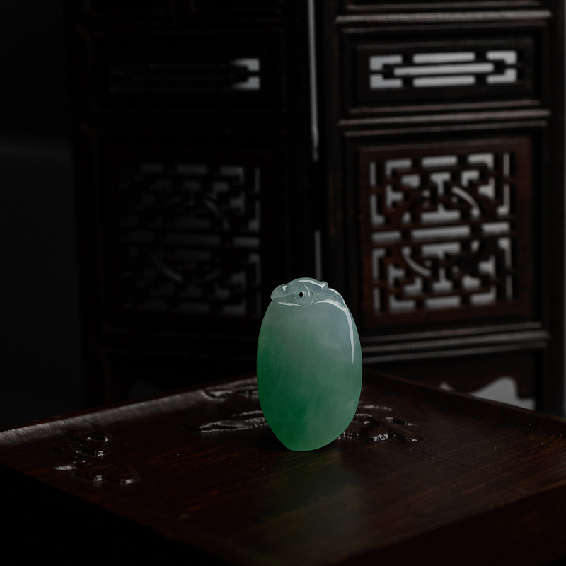 糯种飘绿翡翠福瓜吊坠 - 红掌柜