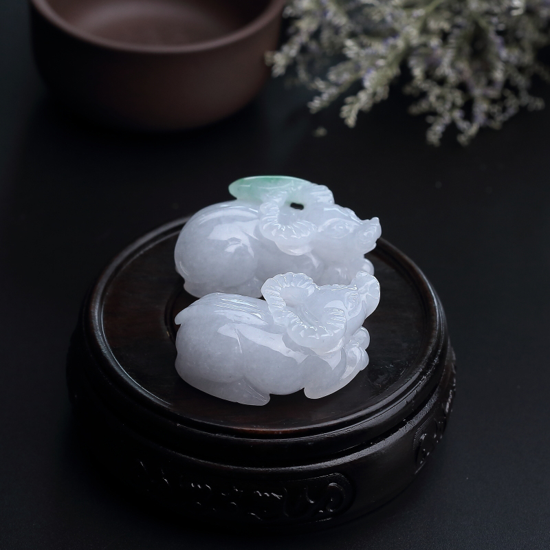 天然糯种飘绿翡翠牛吊坠-红掌柜