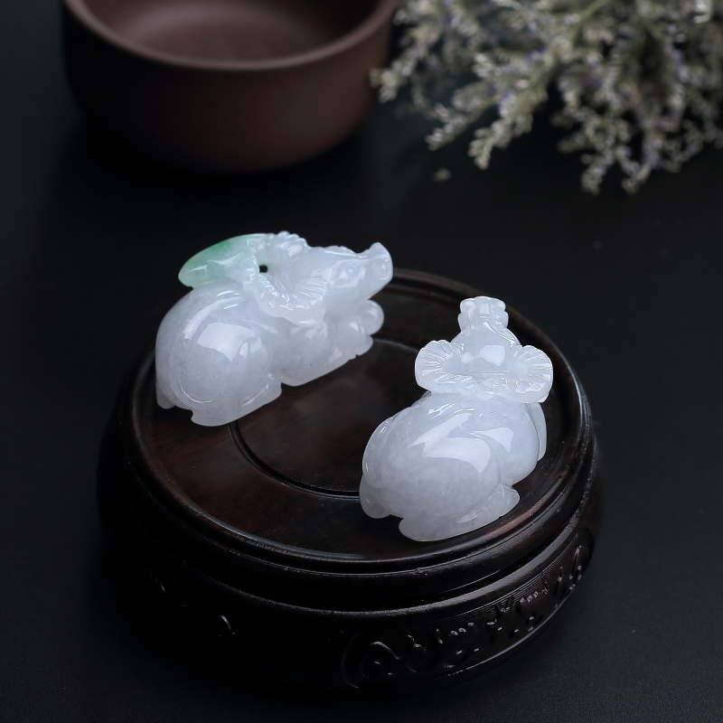 缅甸糯种飘绿翡翠牛吊坠-红掌柜