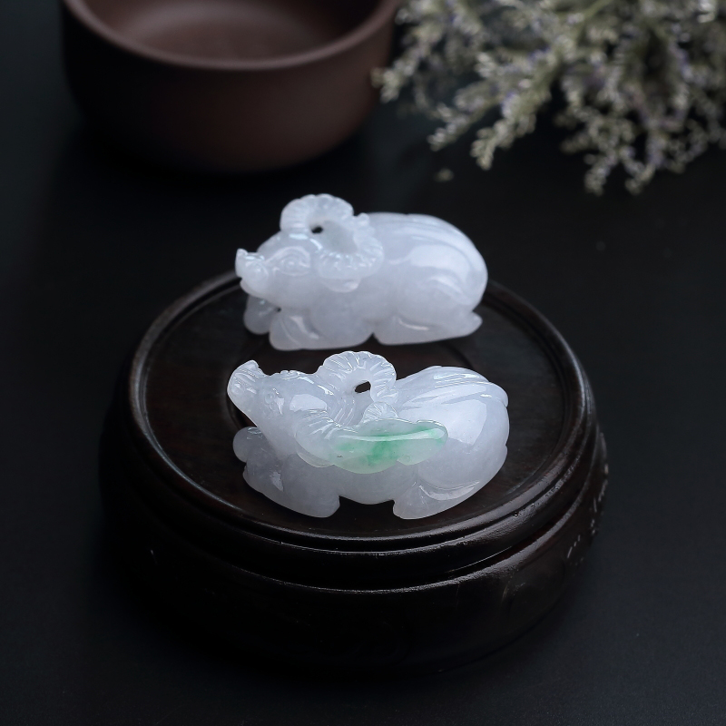 缅甸天然飘绿翡翠牛吊坠-红掌柜