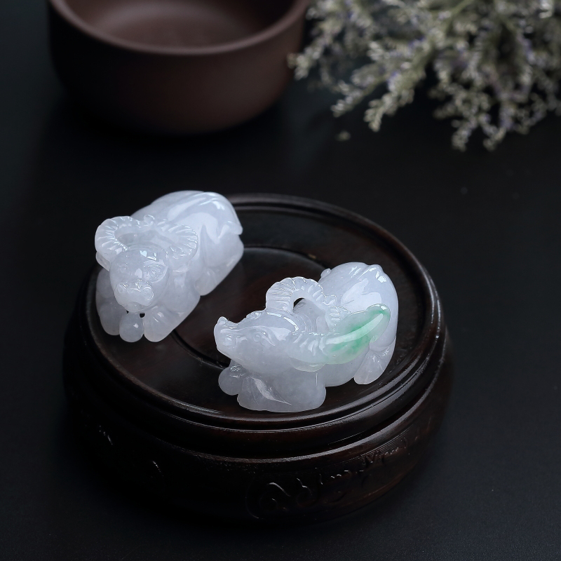 缅甸天然糯种翡翠牛吊坠-红掌柜