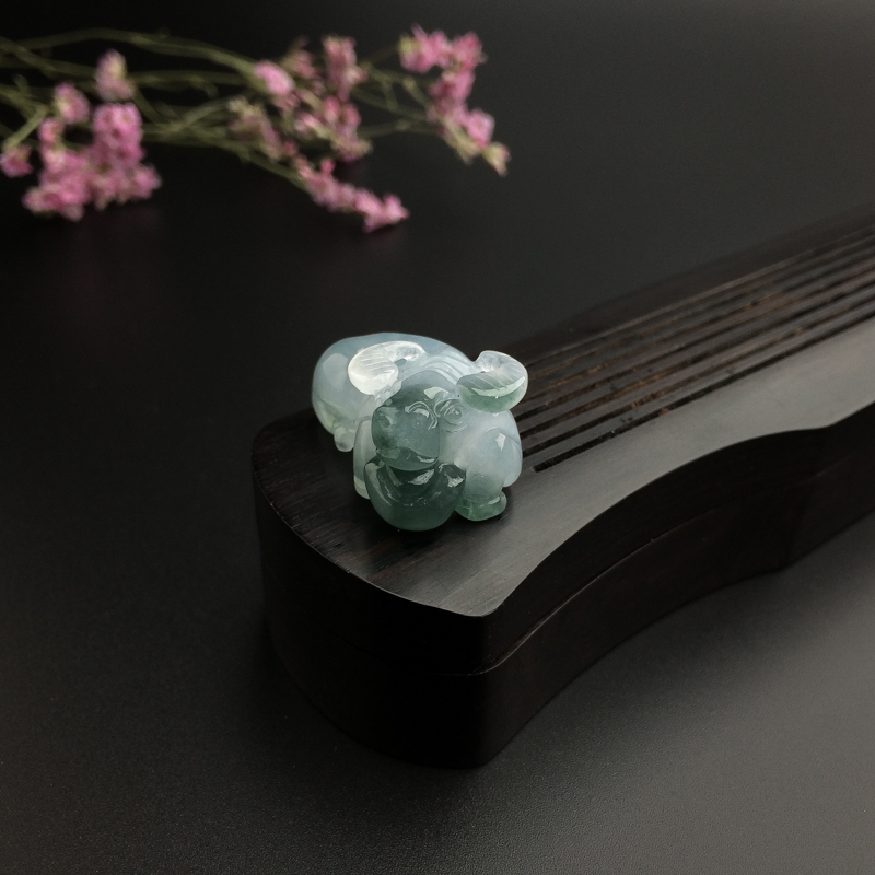 缅甸A货天然糯种油青翡翠牛吊坠 - 红掌柜