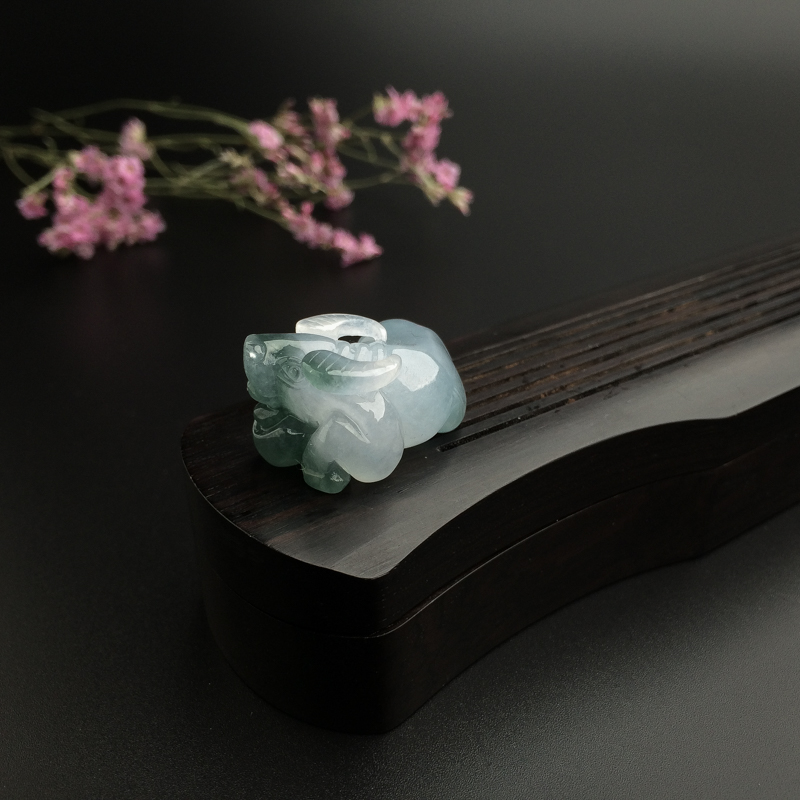 天然糯种油青翡翠牛吊坠 - 红掌柜