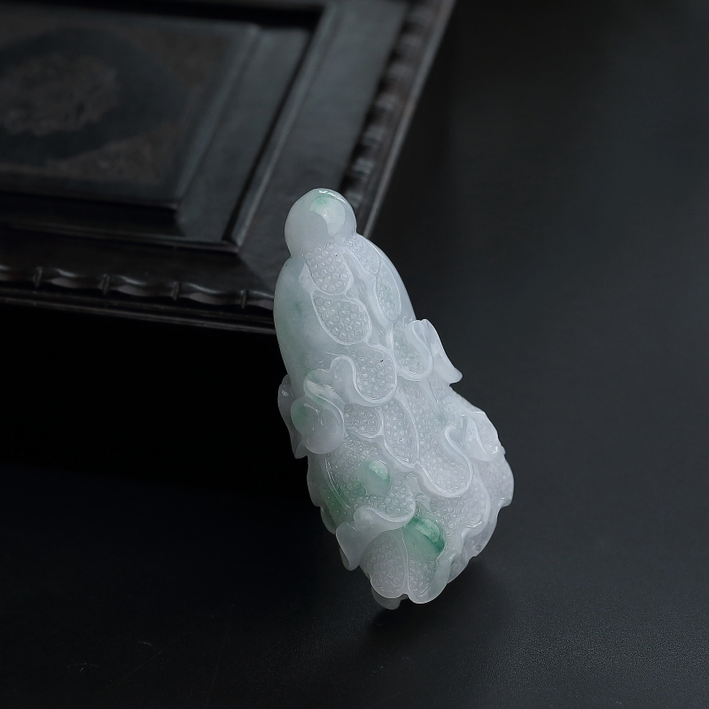 飘绿翡翠白菜吊坠-红掌柜