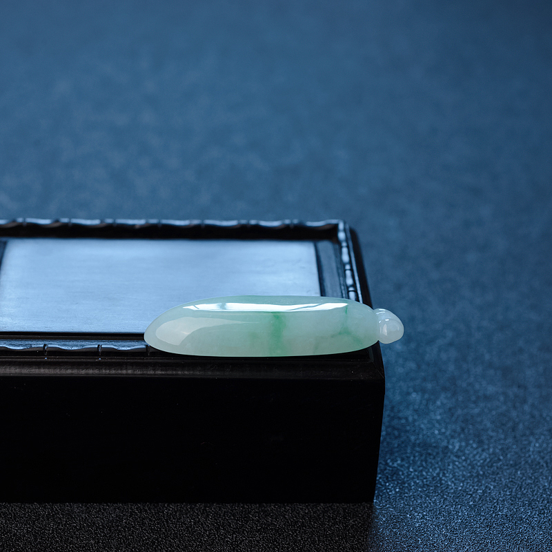 糯种飘绿翡翠福瓜吊坠 - 红掌柜