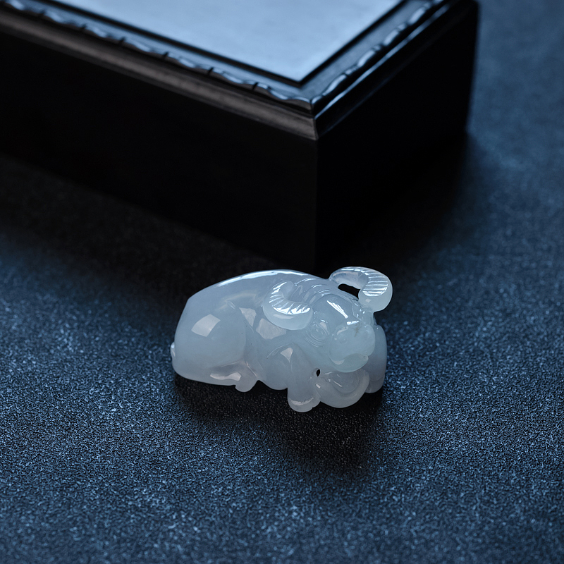 缅甸天然糯种浅绿翡翠牛吊坠 - 红掌柜