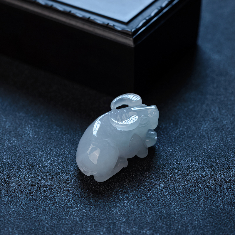 天然糯种浅绿翡翠牛吊坠 - 红掌柜