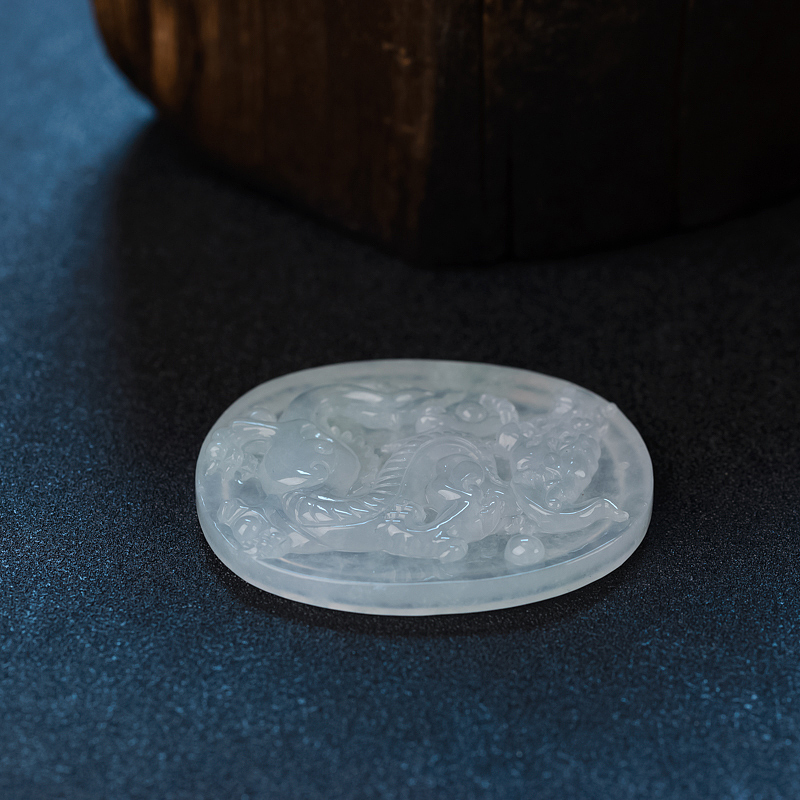 天然糯种浅绿翡翠龙牌吊坠 - 红掌柜