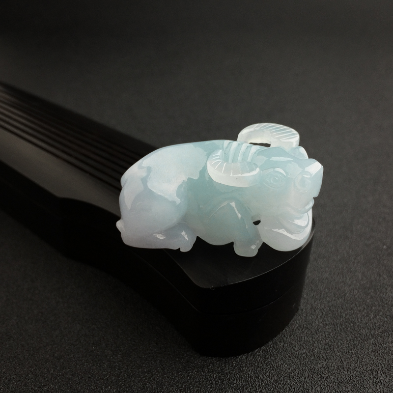 天然糯种浅绿翡翠牛吊坠 - 红掌柜