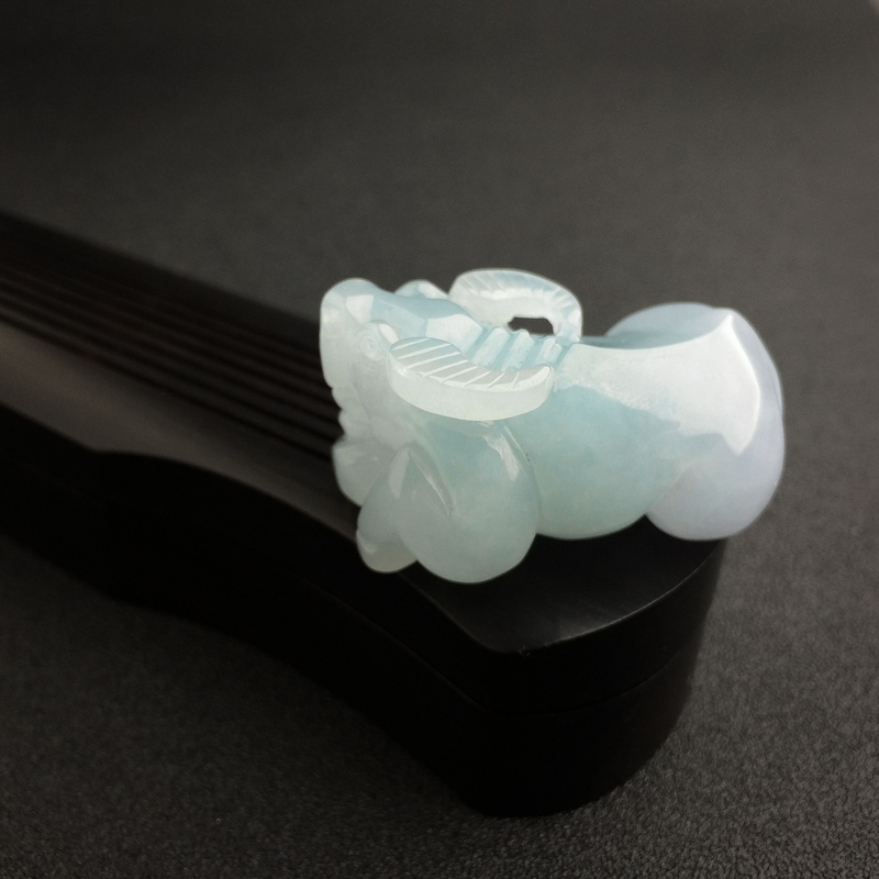 糯种浅绿翡翠牛吊坠 - 红掌柜