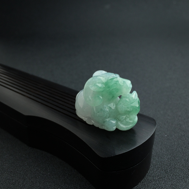 天然糯种飘绿翡翠羊吊坠 - 红掌柜