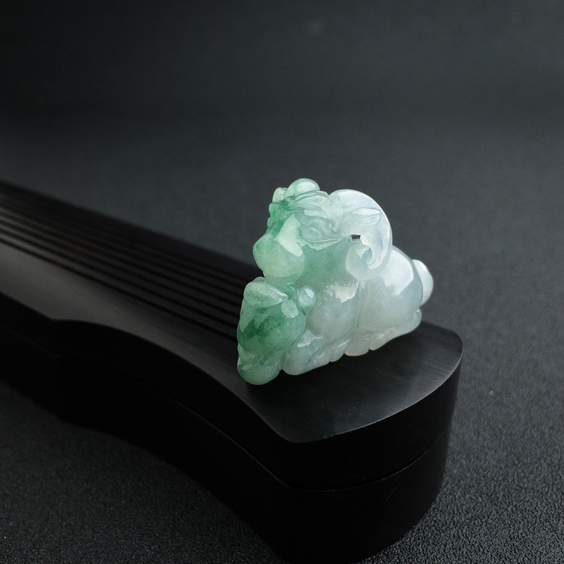 糯种飘绿翡翠羊吊坠 - 红掌柜