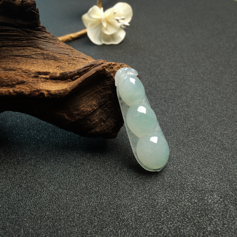 天然糯种浅绿翡翠福豆吊坠 - 红掌柜