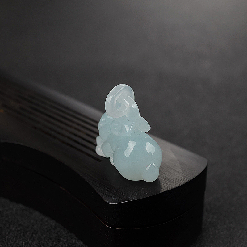 糯种浅绿翡翠兔子-红掌柜