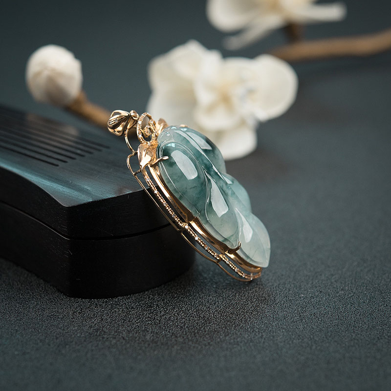 18K金镶钻糯种翡翠叶子吊坠-红掌柜