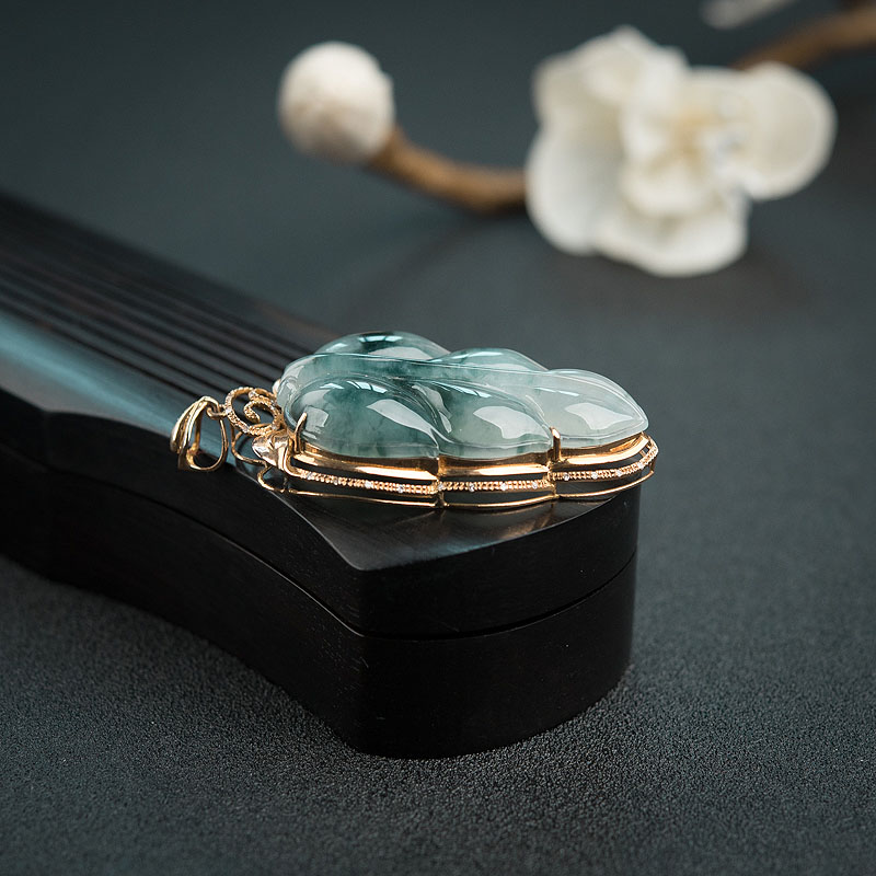 18K金镶钻翡翠叶子吊坠-红掌柜