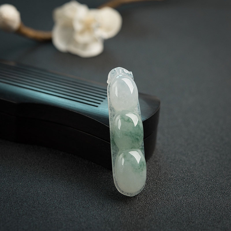 糯冰种翡翠福豆吊坠-红掌柜