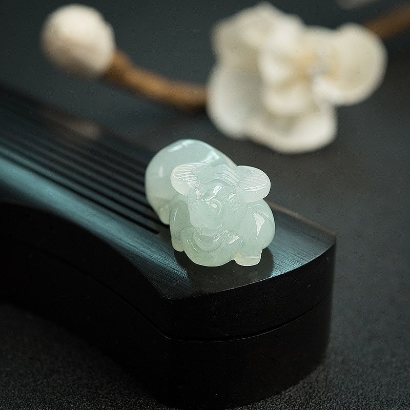 糯种浅绿翡翠牛吊坠-红掌柜