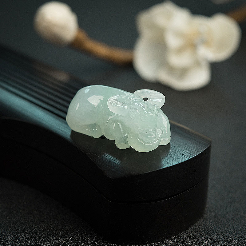浅绿翡翠牛吊坠-红掌柜
