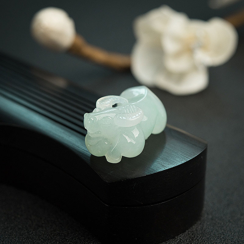 糯种翡翠牛吊坠-红掌柜