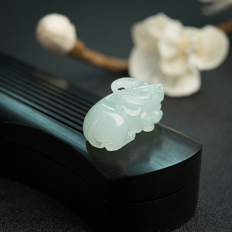 翡翠牛吊坠-红掌柜