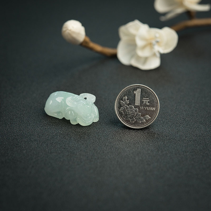 天然翡翠牛吊坠-红掌柜