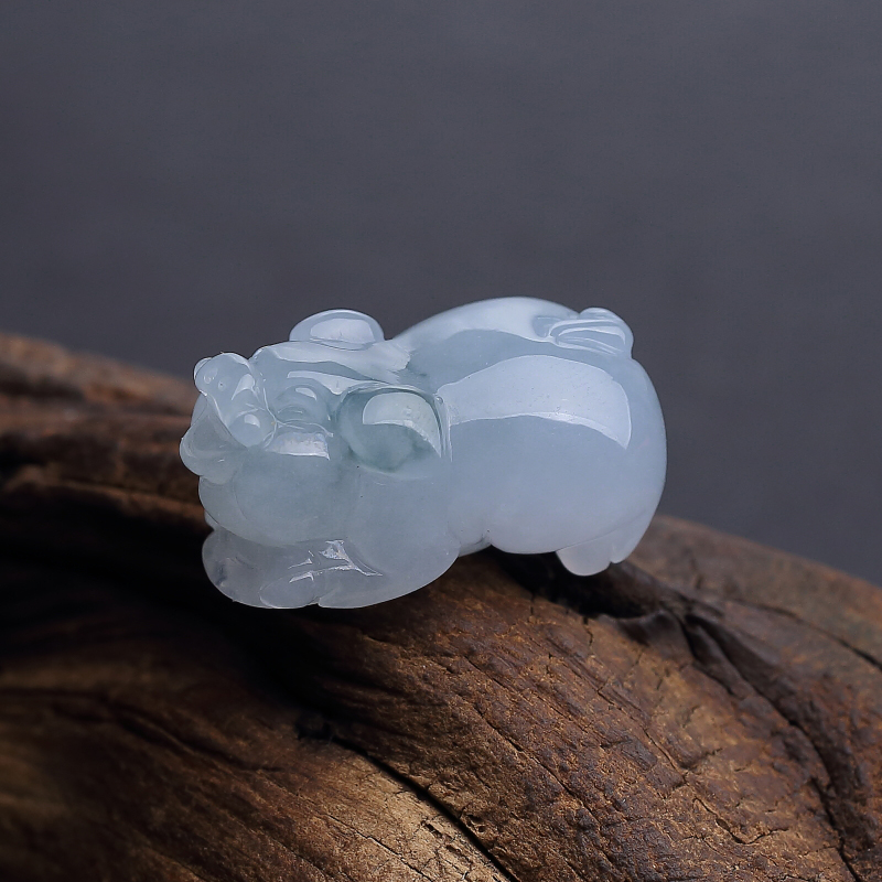  糯种翡翠小猪吊坠-红掌柜