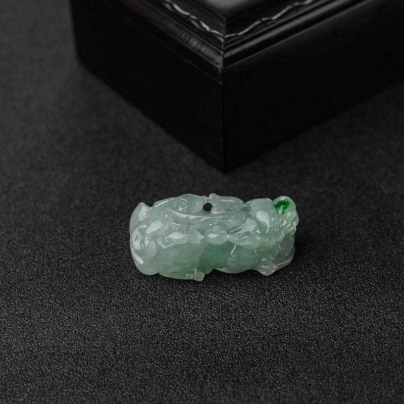 糯种飘翠翡翠吊坠-红掌柜