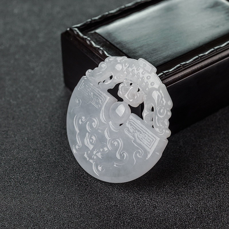 天然糯种翡翠镂雕兽面吊坠-红掌柜