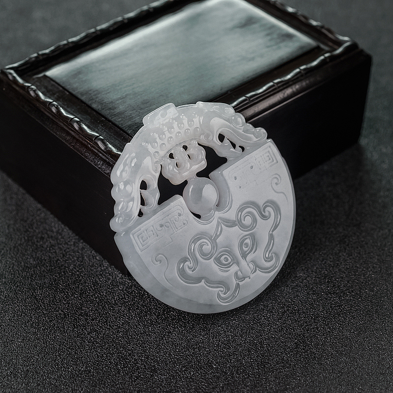 缅甸糯种翡翠镂雕兽面吊坠-红掌柜