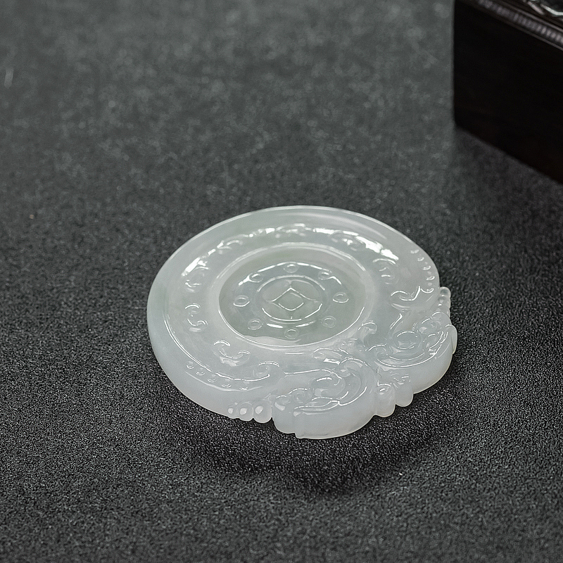 天然糯种浅绿翡翠镂雕吊坠-红掌柜