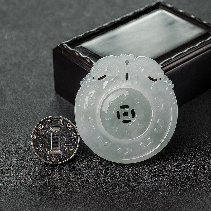 糯种浅绿翡翠镂雕吊坠-红掌柜