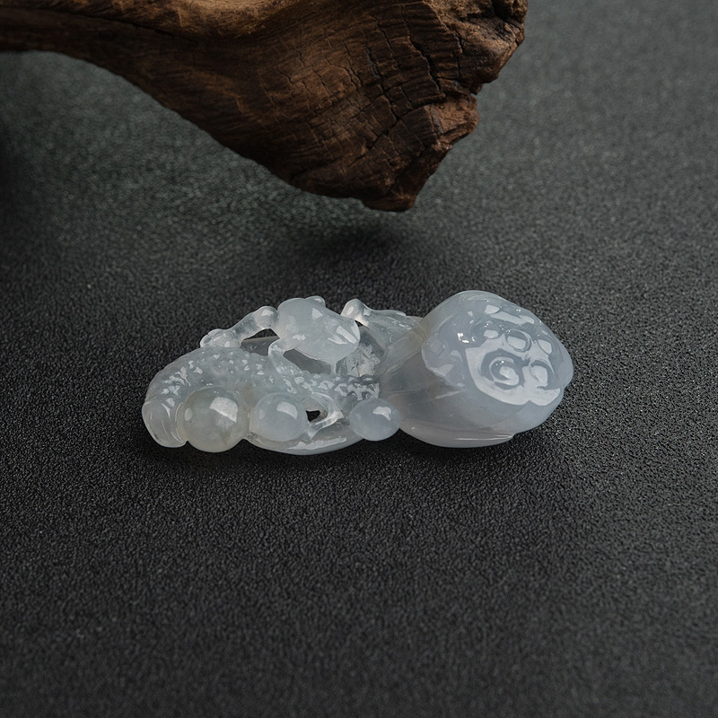 天然浅绿翡翠吊坠-红掌柜