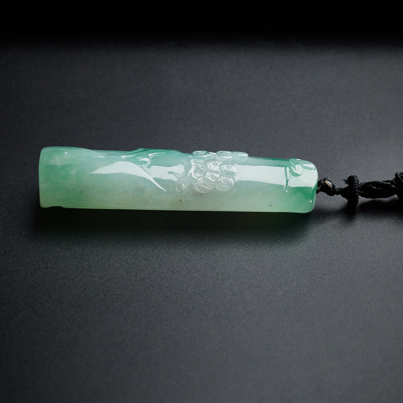 飘绿翡翠常方牌-红掌柜珠宝