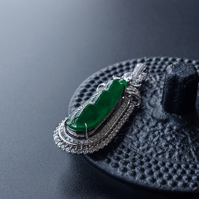 18K金镶钻冰种翠色翡翠吊坠-红掌柜