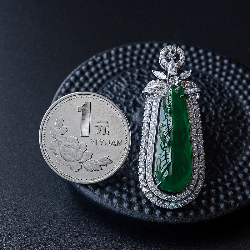 18K金镶钻翠色翡翠吊坠-红掌柜