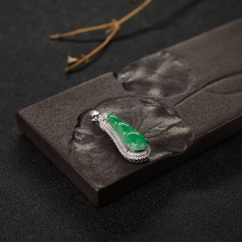 18K金镶钻糯种翡翠福豆吊坠-红掌柜