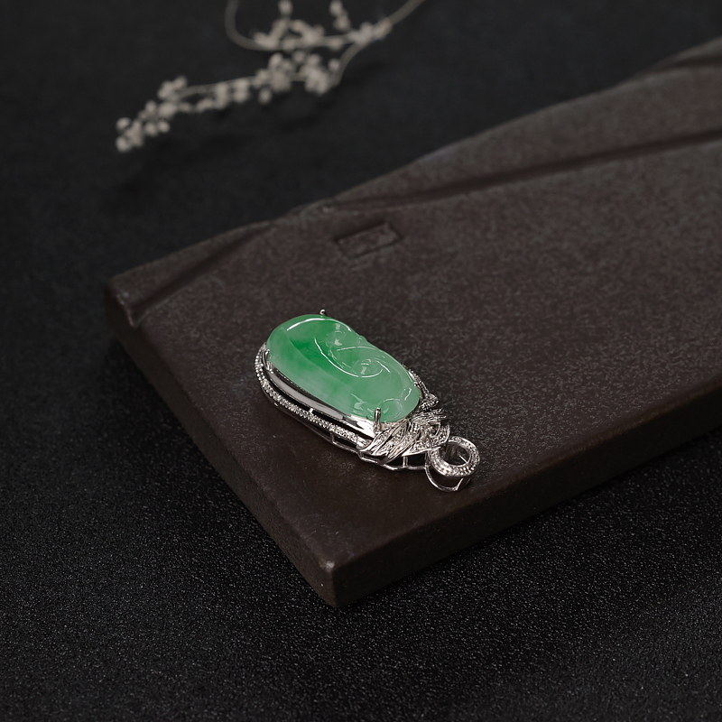 18K金镶钻翡翠如意吊坠-红掌柜