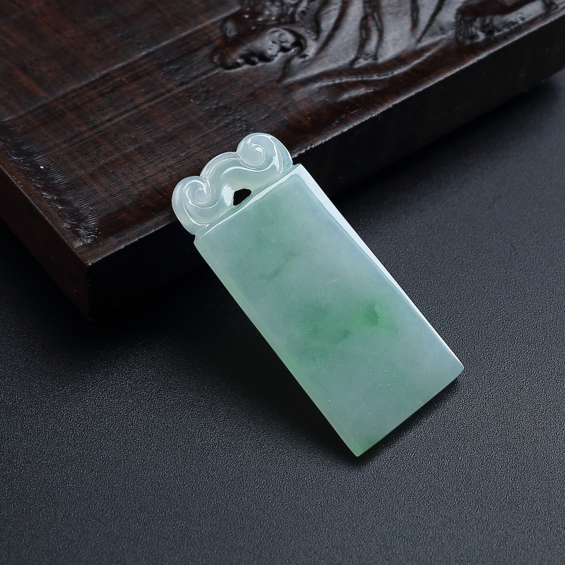 天然糯种浅绿翡翠无事牌吊坠-红掌柜