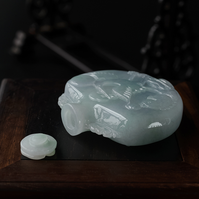 糯种浅绿翡翠鼻烟壶-红掌柜