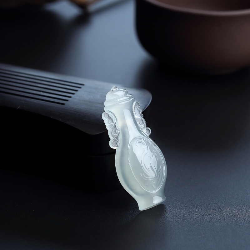 淡绿翡翠花瓶吊坠-红掌柜