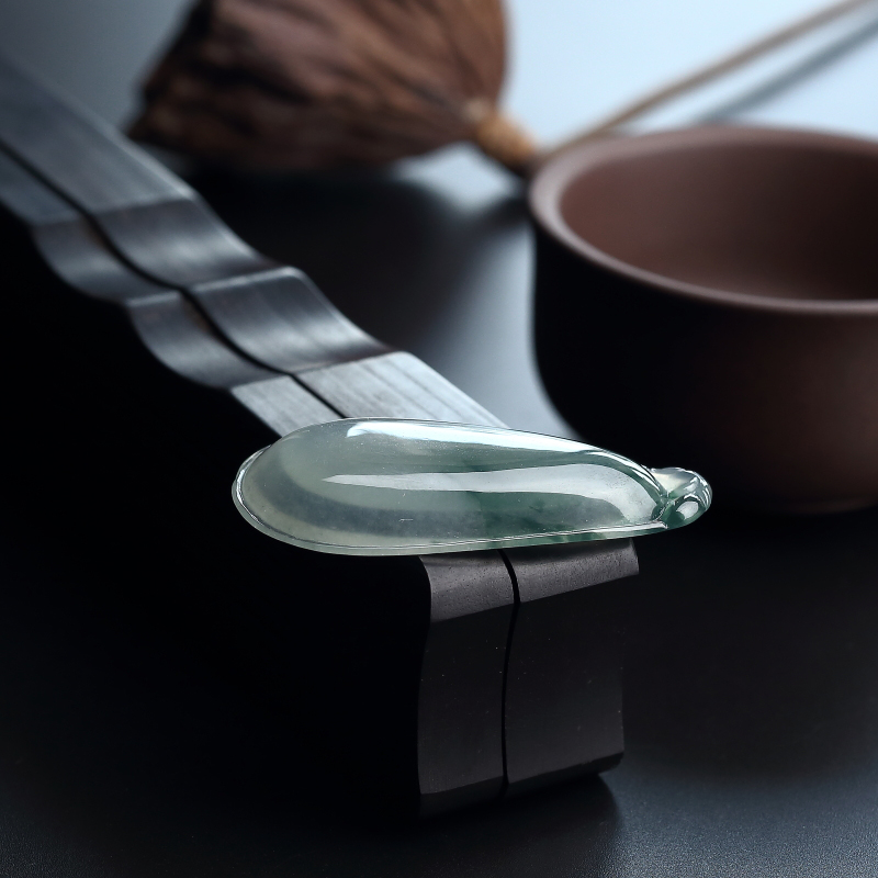 冰糯种飘绿翡翠福瓜-红掌柜