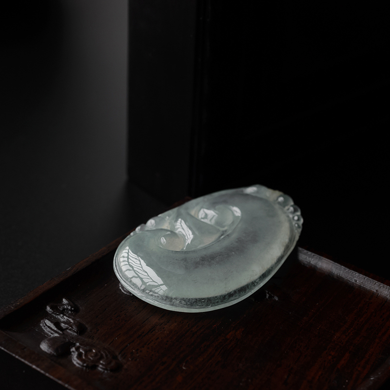 冰种浅绿翡翠如意-红掌柜